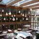 Drop-2XS LED Einbau-Pendelleuchte Liquid-Light in modernem Raum mit Holz-Elementen und eleganten Tropfendesigns.