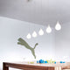 Die Drop-2XS LED Pendelleuchten in Tropfenform hängen über einem Tisch und schaffen eine elegante Atmosphäre.