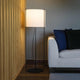 Drum Stehlampe 120cm Schwarz (ohne Schirm) in modernem Wohnambiente neben Sofa.