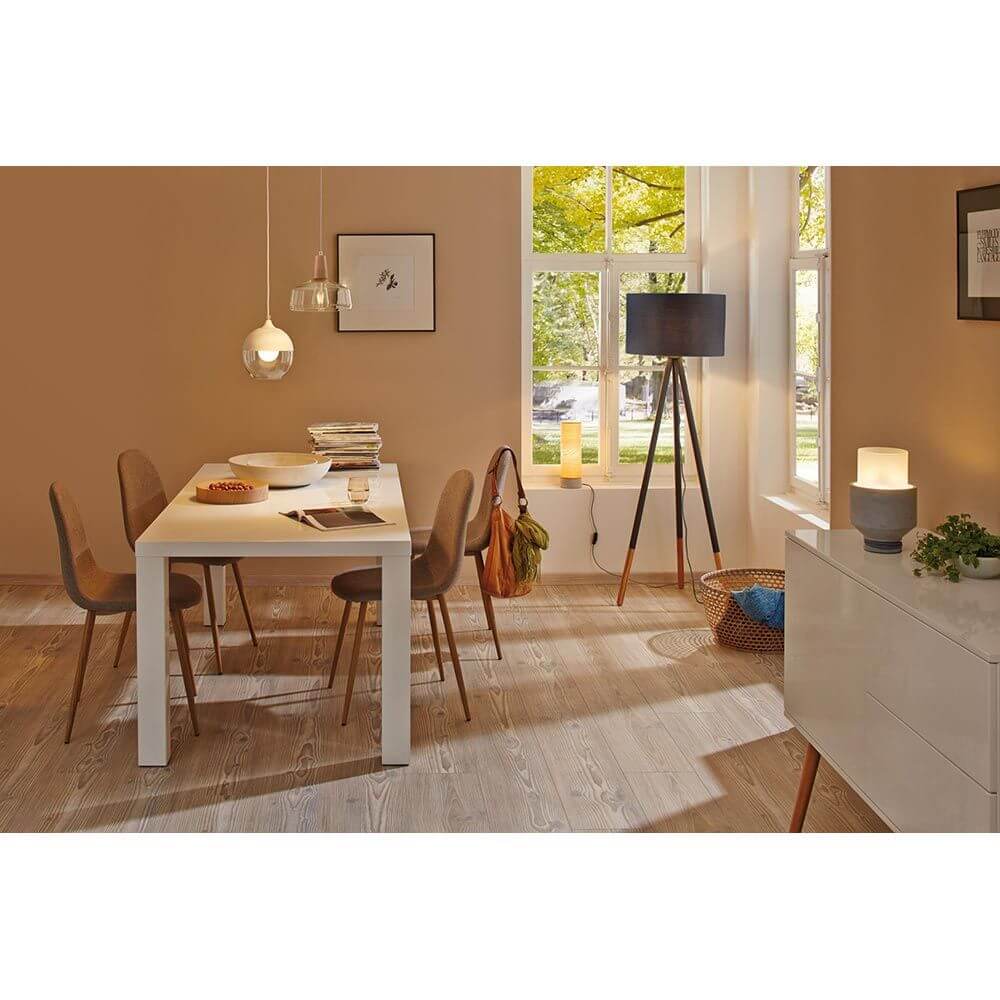 E27 11,5W LED Birne Filament 2700K Matt in einem modernen Essbereich mit Fenster und Stehlampe.