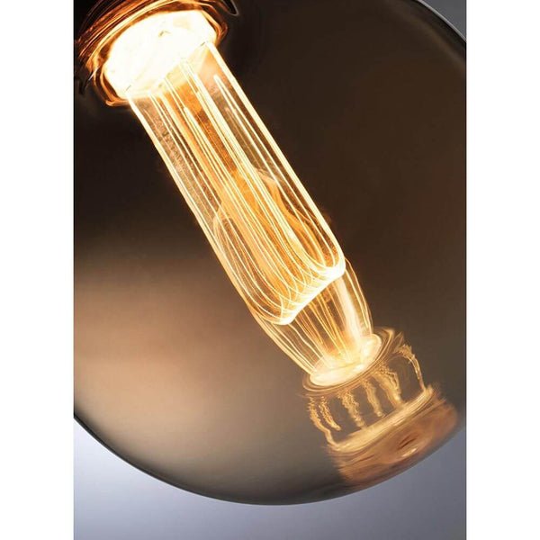 E27 3.5W LED Globe Arc gold light 1800K - close-up of a decorative vintage light bulb with warm light.
