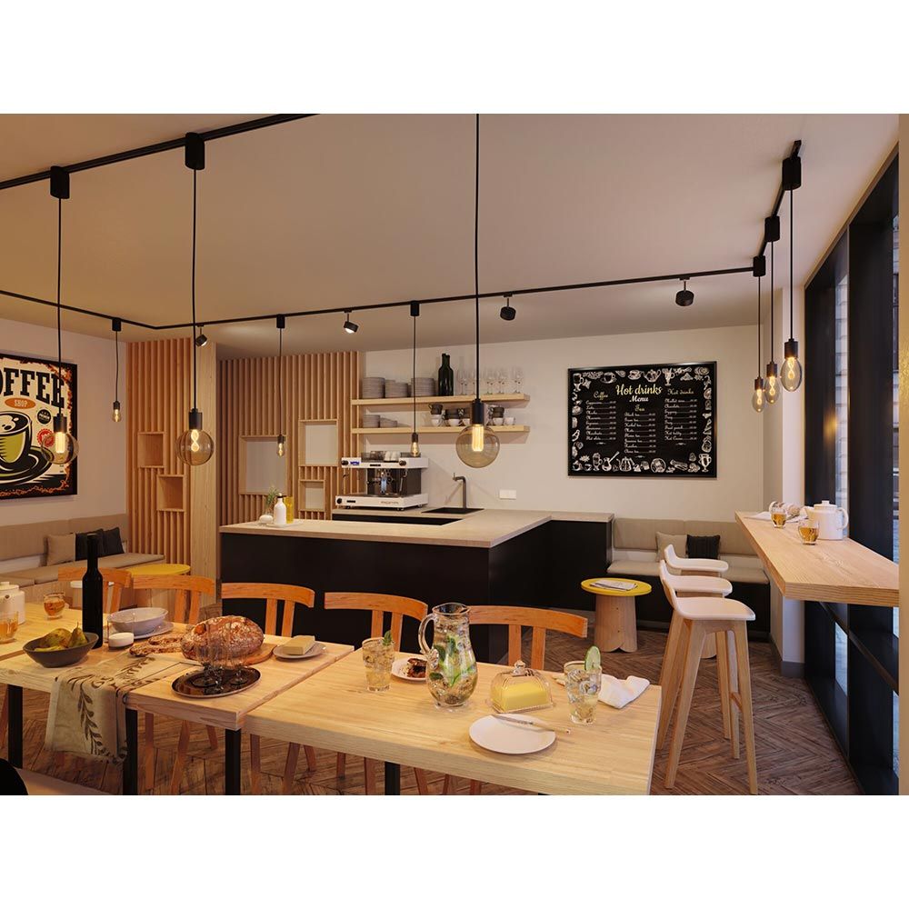 Gemütliche Café-Atmosphäre mit Holzakzenten, stilvollen Leuchten und einer einladendenTafel für Frühstück und Getränke.