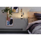 E27 6,5W LED Globe Kopfspiegel 2700K Schwarz-Matt Dimmbar in modernem Schlafzimmer mit Kunstwerken