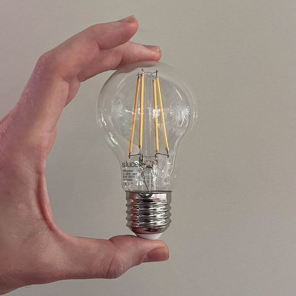 s.luce E27 LED Branco quente 2700K 720lm 8W regulável CRI 90 na mão, solução de iluminação elegante e eficiente.