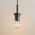 Moderne Pendelleuchte in Schwarz mit Glühbirne, stilvolles Design für jeden Raum.