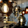 Elegante Glaskugellampe mit leuchtender Edison-Glühbirne, ideal für modernes Interior-Design.