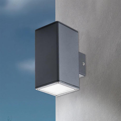 Eckige Außenwandlampe Gori Up&Down IP44 Anthrazit an einer Wand montiert, strahlt nach oben und unten.