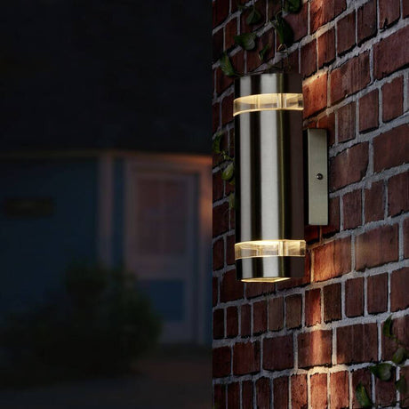 Applique extérieure en acier inoxydable Focus IP44 en acier inoxydable montée sur un mur en briques, design moderne élégant.