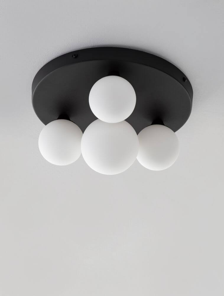 Edem Deckenleuchte 4-flammig Ø 28cm Schwarz, Weiß mit Milchglasschalen und schwarzem Lampenschirm.