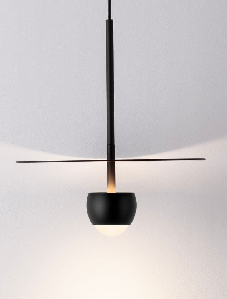 Edem LED Pendelleuchte Ø 30cm 3000K in modernem, minimalistischen Design, schwarzer Farbton, elegant aufgehängt.