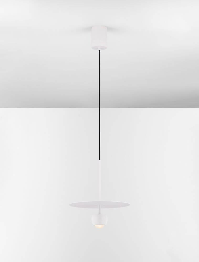 Edem LED Pendelleuchte Ø 30cm 3000K in modernem Design, schwebend an einer schwarzen Kabelaufhängung.