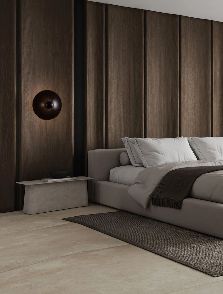 Edem LED Wandleuchte Ø 25cm 3000K an moderner Schlafzimmerwand mit Holzverkleidung.