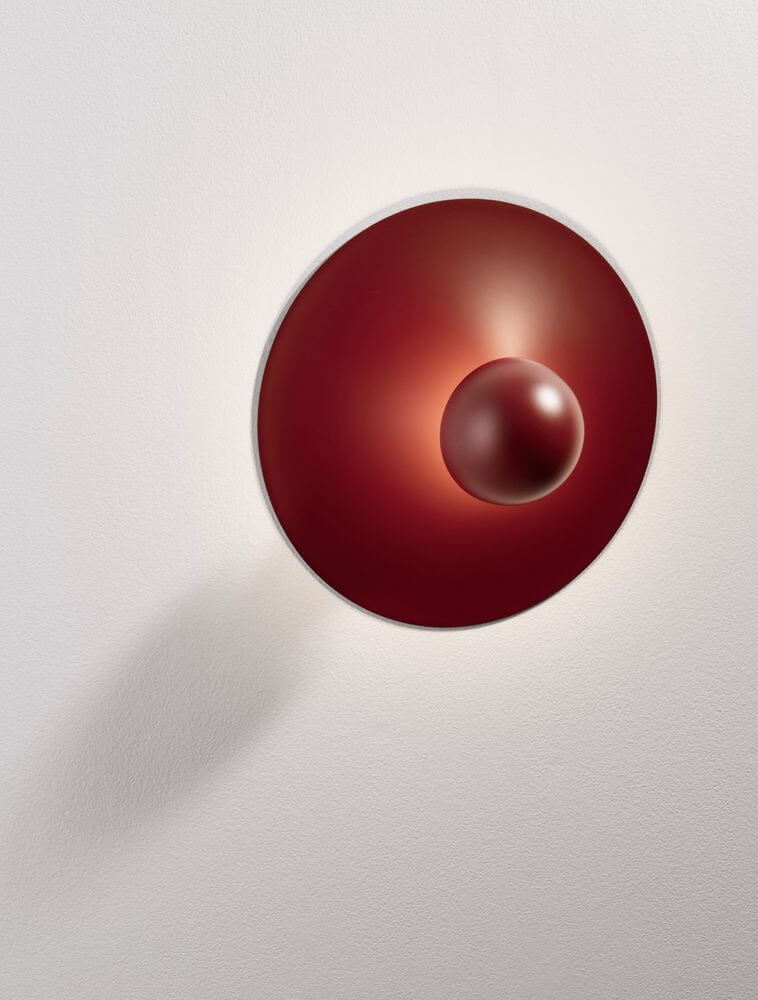 Edem LED Wandleuchte Ø 25cm 3000K in rot an einer Wand, modernes Design und stimmungsvolle Beleuchtung.