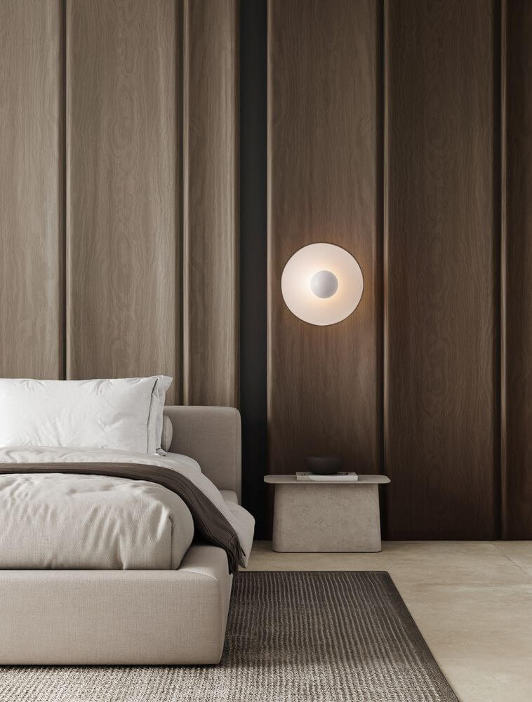 Edem LED Wandleuchte Ø 25cm 3000K in modernem Schlafzimmer mit Holzwänden und Bett.