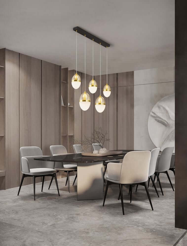 Egna Pendelleuchte 5-flammig Balken 3000K Gold über einem eleganten Esszimmer mit modernen Möbeln.