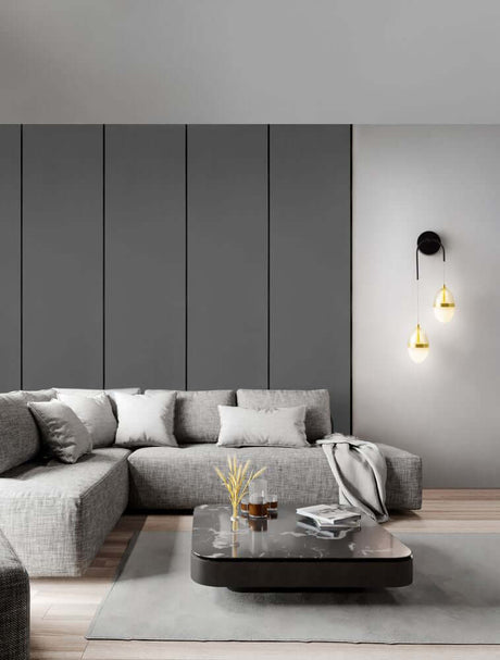 Egna væglampe 2-pære 3000K guld over moderne grå sofa i stuen.