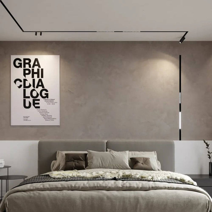 Ego Wide LED Lineare Schienenleuchte in modernem Schlafzimmer mit schwarzer Schiene und direkter Beleuchtung