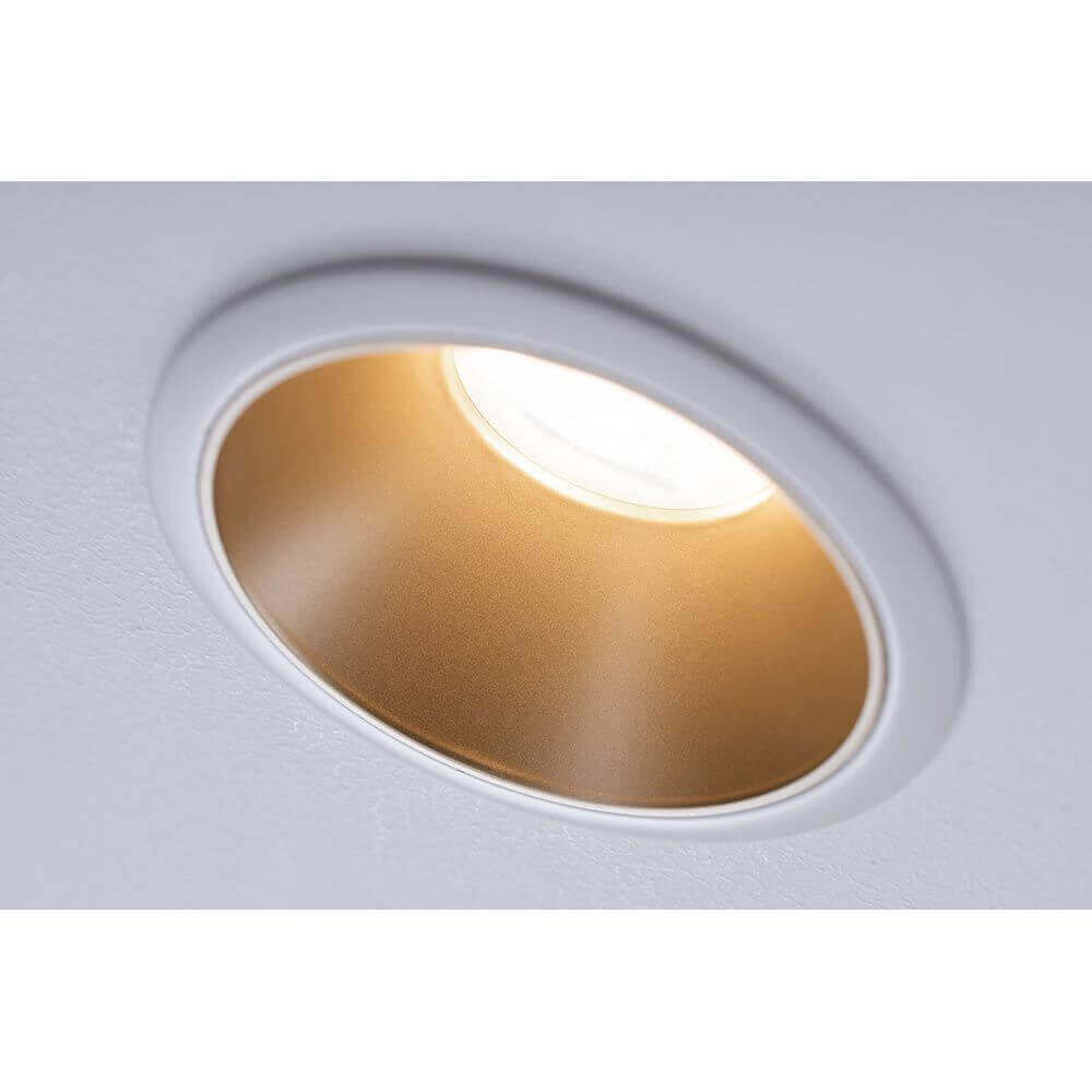 Einbauleuchte Cole 8,8cm in Weiß matt mit goldener Innenseite für blendfreie Beleuchtung.