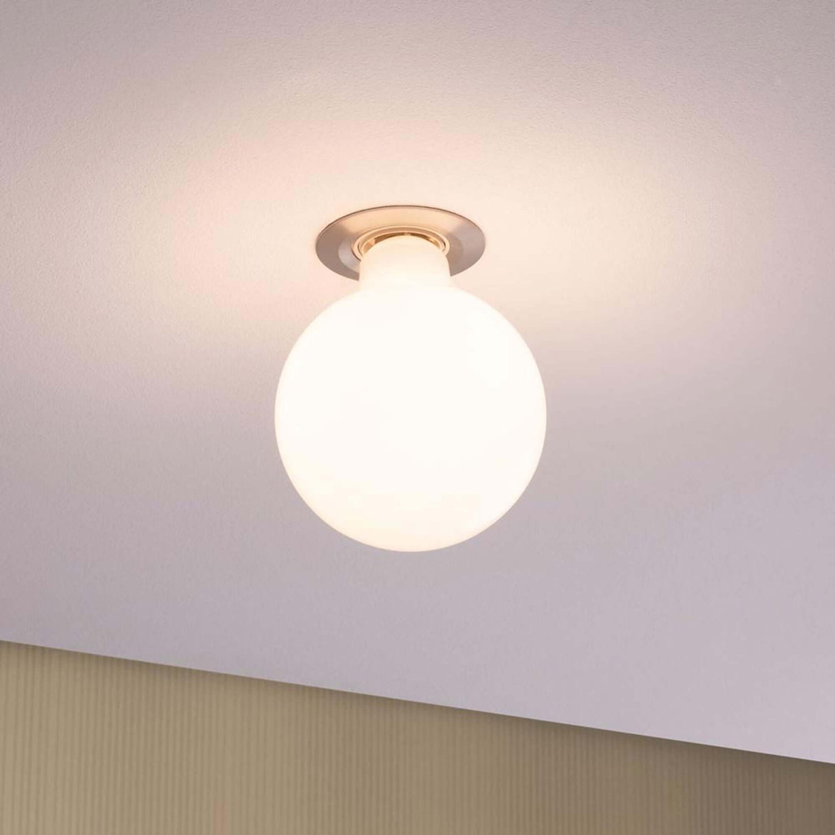 Einbaustrahler Nova starr mit E27 Fassung an Decke montiert, runde, weiße Glasleuchte im modernen Design.