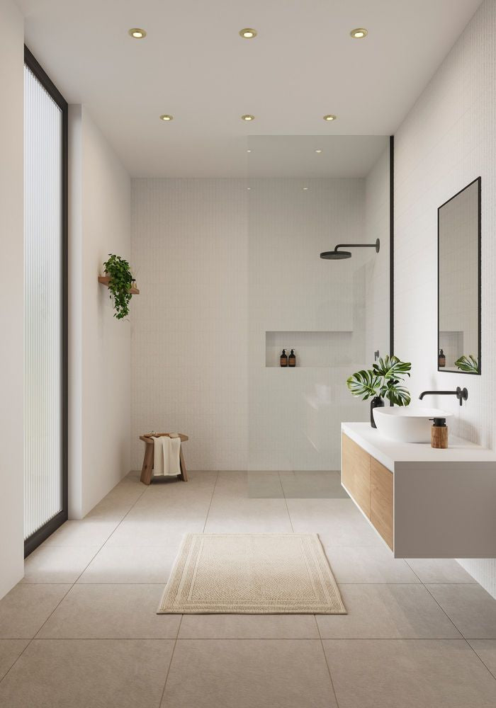 Elegantes Badezimmer mit Einbaustrahler Umberto, moderner Dusche und minimalistischer Einrichtung.