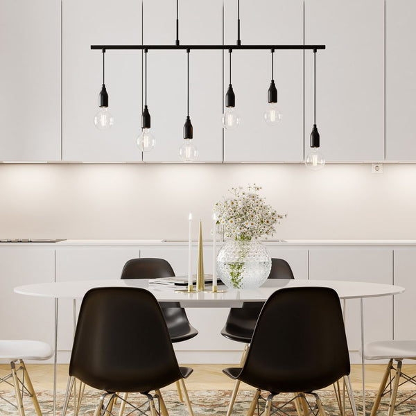 Lámpara colgante Skyline Negra sobre una elegante mesa de comedor con modernas sillas negras.