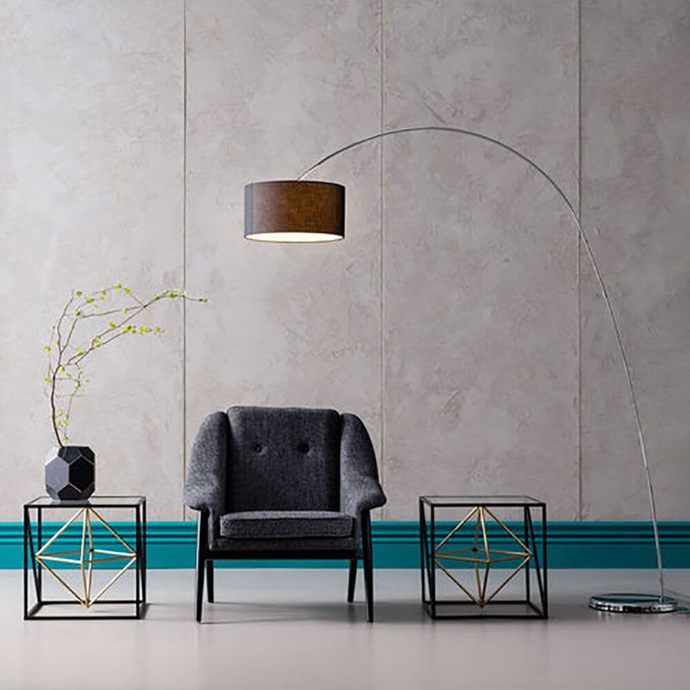Elegante Stehleuchte Gooseneck Schwarz in modernem Raum mit stilvollem Sessel und geometrischen Tischen.