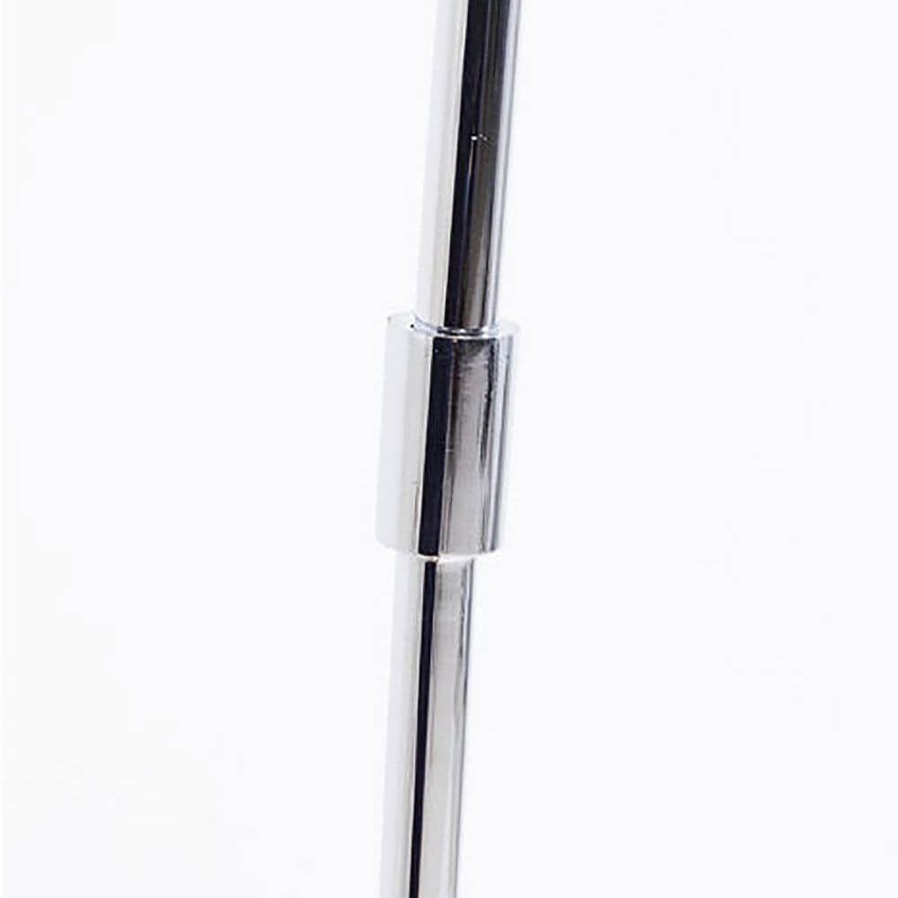 Detailansicht des hochglänzenden Gestells der Elegante Stehleuchte Gooseneck Schwarz in Chrom Optik.