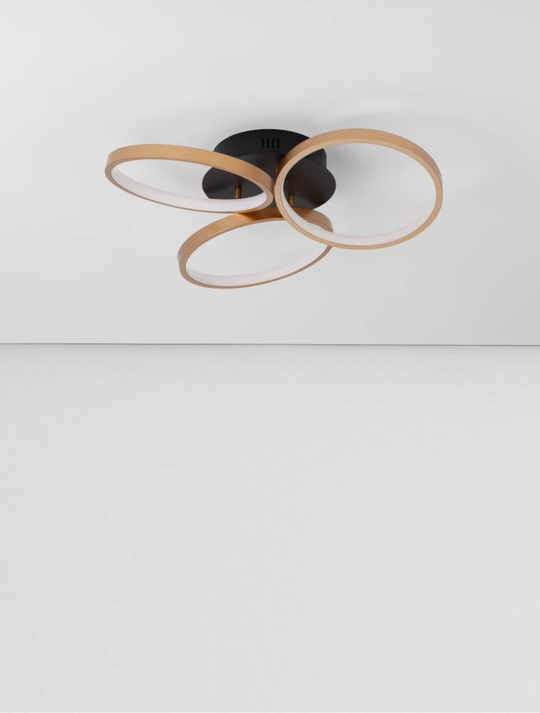 Elize LED Deckenleuchte 3-flammig Ø 55cm 3000K Schwarz, Gold an Decke montiert.