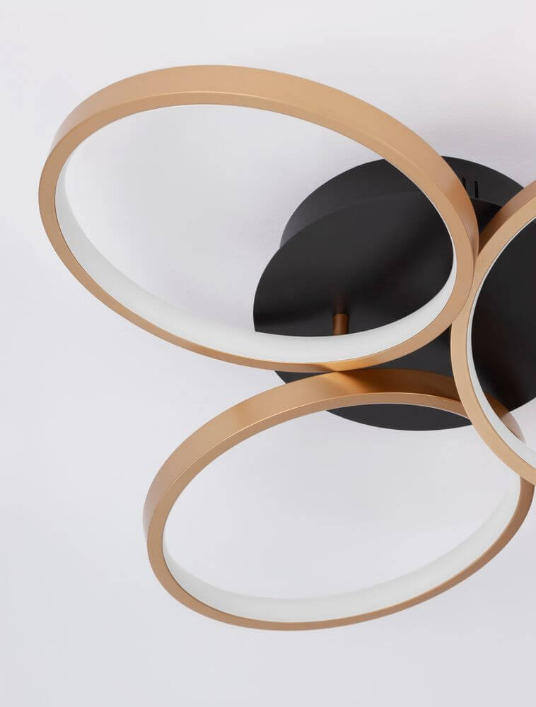 Elize LED Deckenleuchte 3-flammig Ø 55cm 3000K Schwarz, Gold mit drei runden Leuchtenringen.