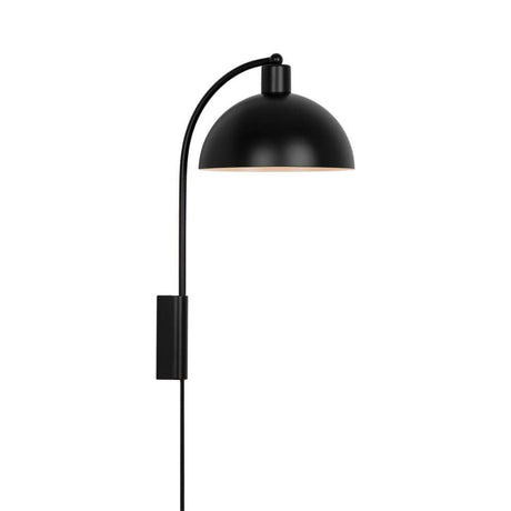 Applique murale Ellen 20 avec un abat-jour chic et arrondi et un cadre léger au design minimaliste.