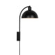 Ellen 20 Wandleuchte mit schickem, abgerundetem Schirm und leichtem Rahmen im minimalistischen Design.