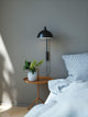 Ellen 20 Wandleuchte in modernem Schlafzimmer mit betont skandinavischem Design und elegantem Licht.