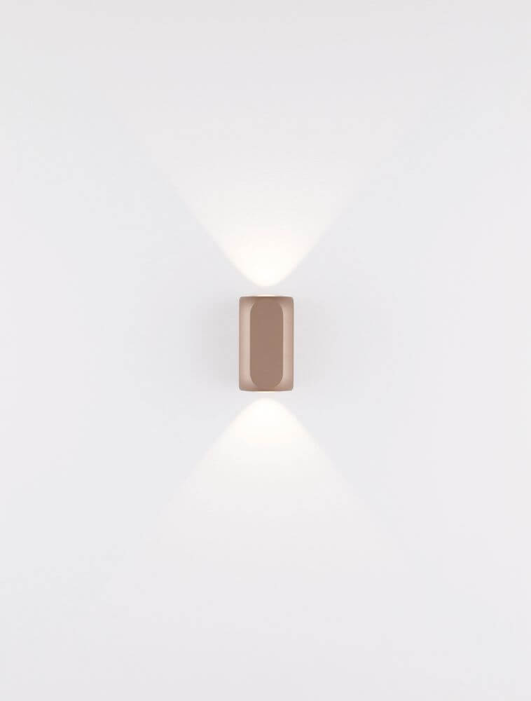 Elli LED Wandleuchte 3000K Schwarz, Braun an einer weißen Wand montiert, strahlt warmes Licht aus.