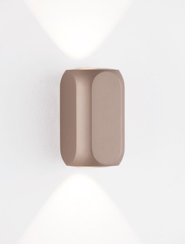 Elli LED Wandleuchte 3000K Schwarz, Braun an einer Wand montiert, elegante Beleuchtung für jeden Raum.