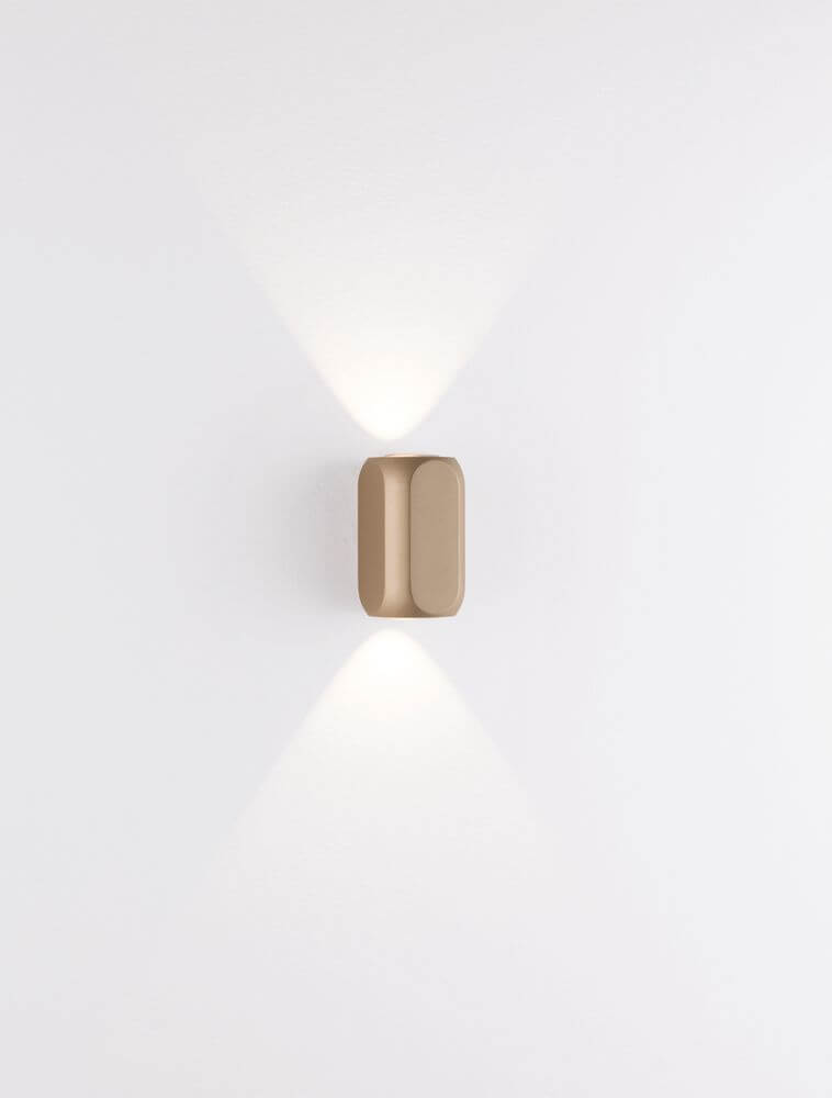 Elli LED Wandleuchte 3000K Schwarz, Braun montiert an einer weißen Wand, strahlt warmes Licht aus.