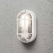 Elmas udendørs væg- og loftlampe hvid monteret på en grå væg, stilfuldt lysdesign.