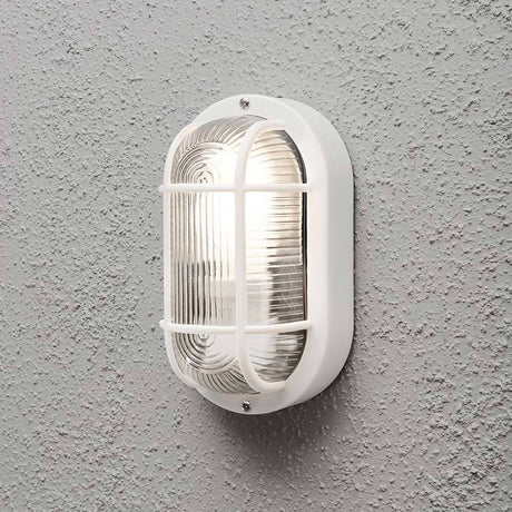 Elmas Außen-Wand- & Deckenleuchte Weiß an einer grauen Wand montiert, stilvolles Lichtdesign.