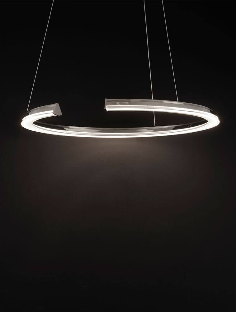Elmo LED Pendelleuchte Ø 64cm 3500K Chrom, moderne silberne Lampe aus Aluminium, schwebend im Raum.