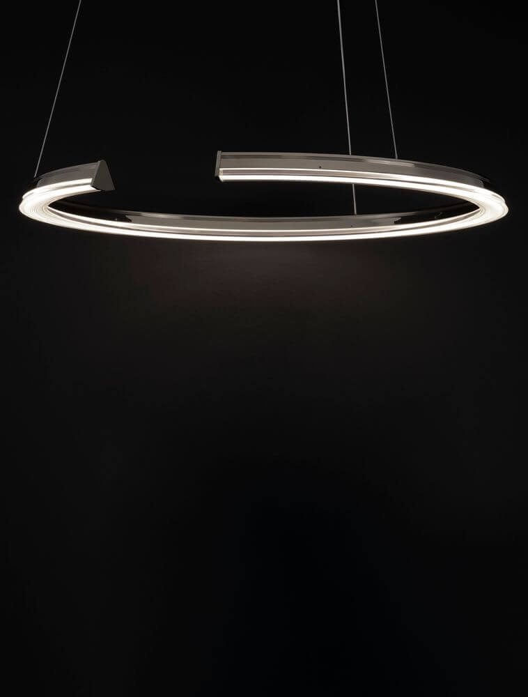 Elmo LED Pendelleuchte Ø 64cm 3500K Chrom in stilvollem Design über einem schwarzen Hintergrund.