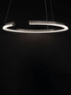 Elmo LED Pendelleuchte Ø 64cm 3500K Chrom in stilvollem Design über einem schwarzen Hintergrund.