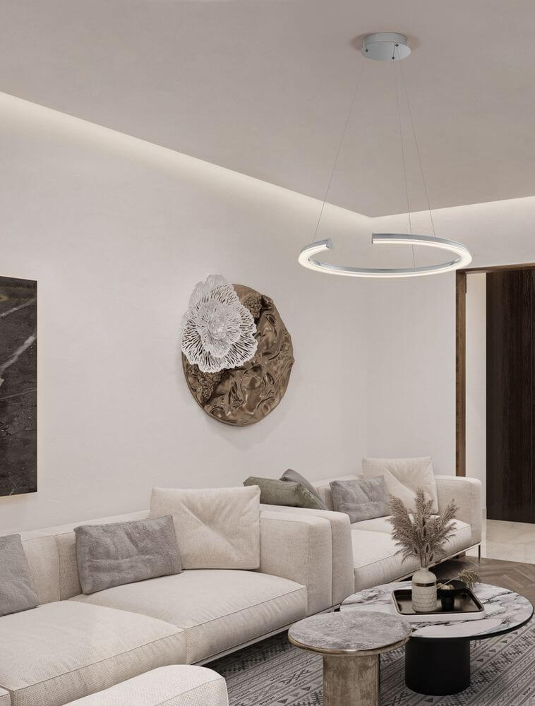 Elmo LED Pendelleuchte Ø 64cm 3500K Chrom in modernem Wohnzimmer über hellen Sofas.