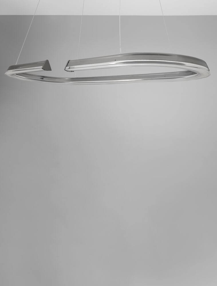 Elmo LED Pendelleuchte Ø 90cm 3500K Chrom in silberne Aluminiumform über einem Tisch.