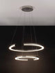 Elmo LED Pendelleuchte 2-flammig Ø 63cm 3500K Chrom - moderne silberne Lampe mit zwei Ringen in einem eleganten Raum.
