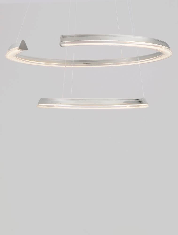 Elmo LED Pendelleuchte 2-flammig Ø 63cm 3500K Chrom in modernem Design, schwebend über einem Tisch.