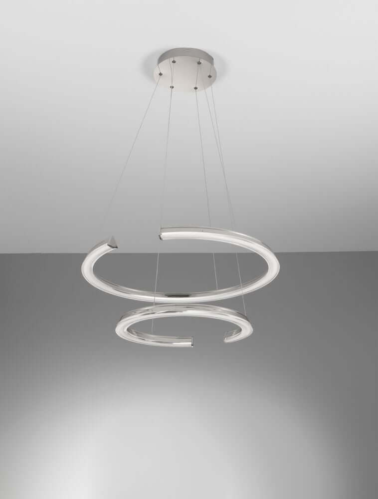 Elmo LED Pendelleuchte 2-flammig Ø 63cm 3500K Chrom über einem modernen Wohnraum.