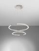Elmo LED Pendelleuchte 2-flammig Ø 63cm 3500K Chrom über einem modernen Wohnraum.