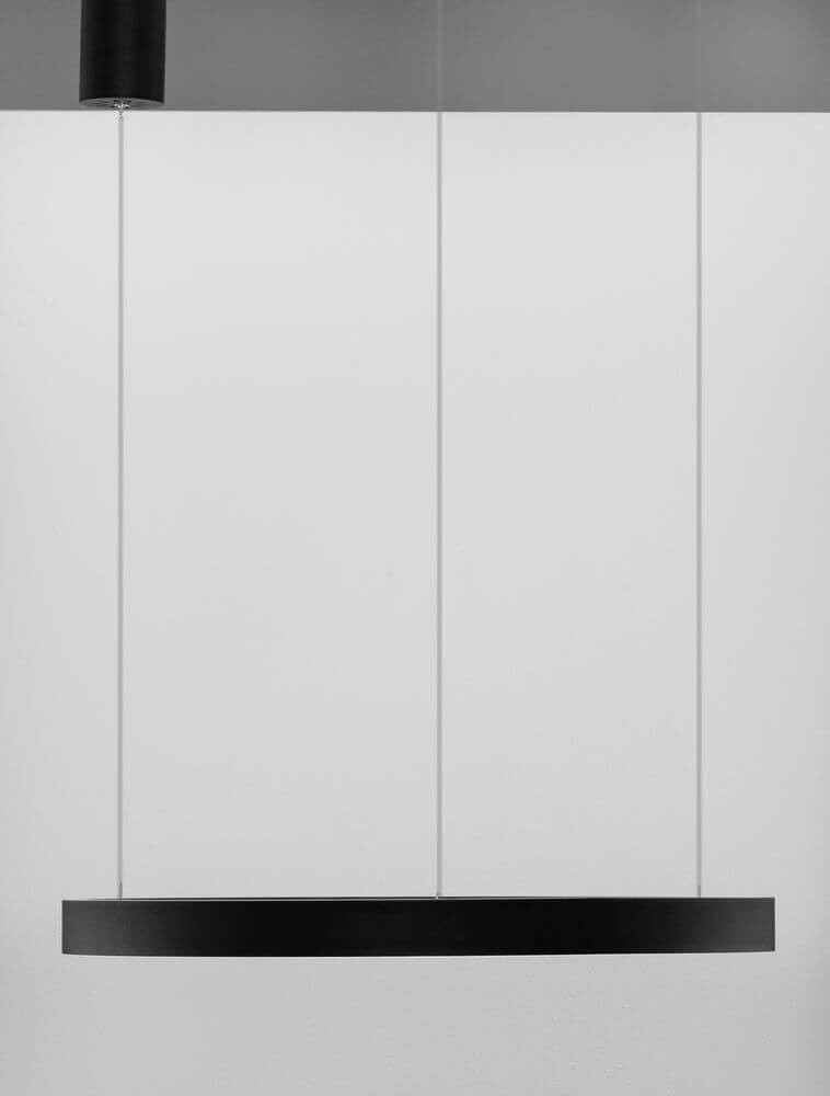 Elowen LED Pendelleuchte Ø 60cm 3000K Up & Down an einer weißen Wand, modern und elegant.