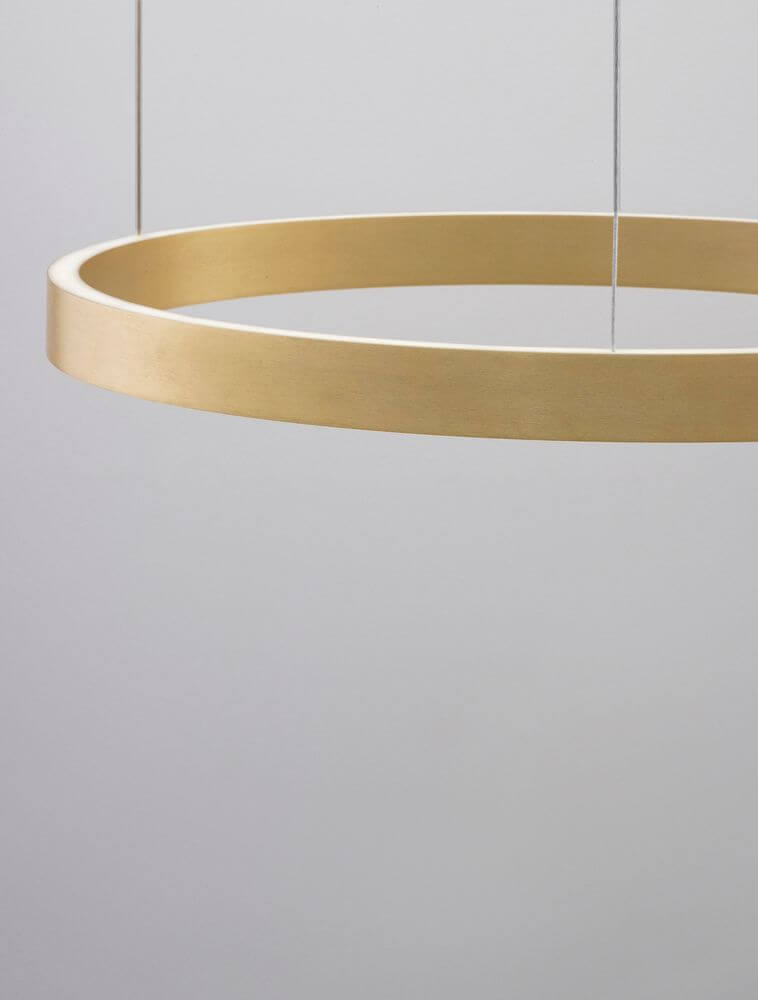 Elowen LED Pendelleuchte Ø 60cm 3000K Up & Down mit modernem, goldfarbenem Lampenschirm.