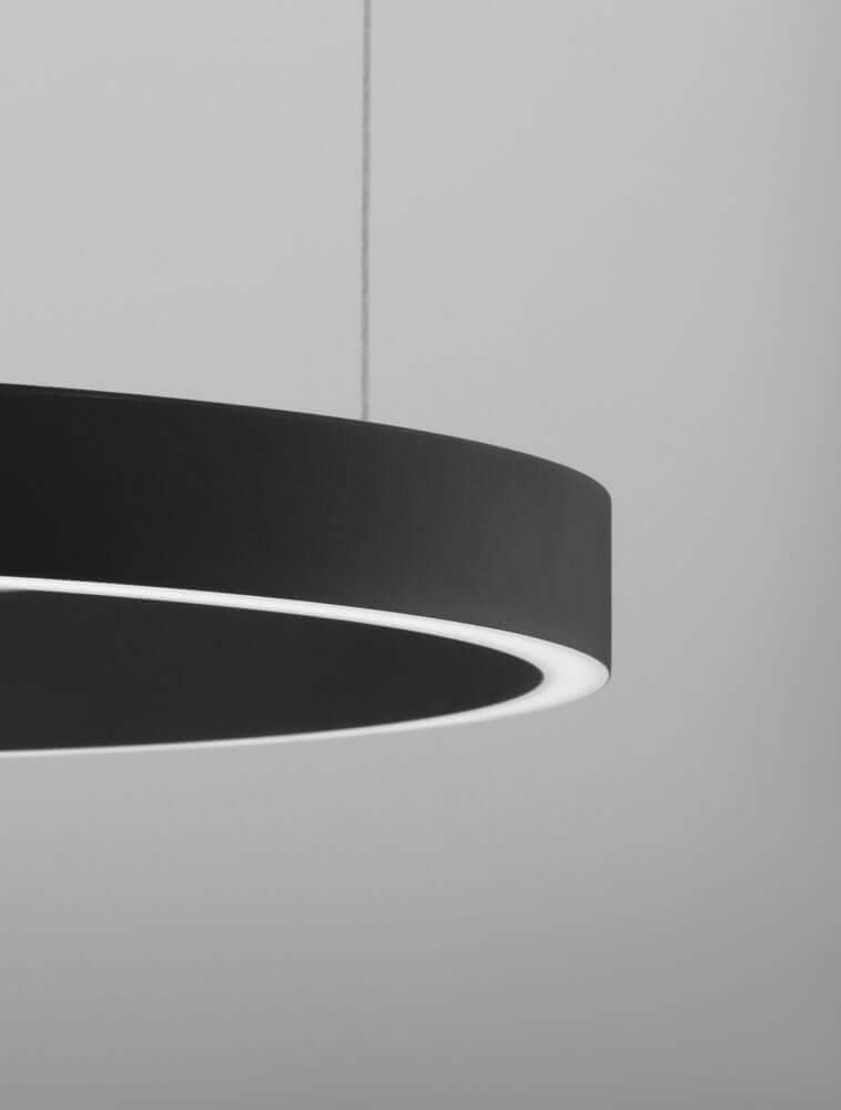Elowen LED Pendelleuchte Ø 60cm 3000K Up & Down in modernem Design mit schwarzem Lampenschirm.