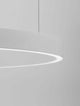 Nahaufnahme der Elowen LED Pendelleuchte Ø 80cm 3000K Up & Down mit elegantem weißen Design.